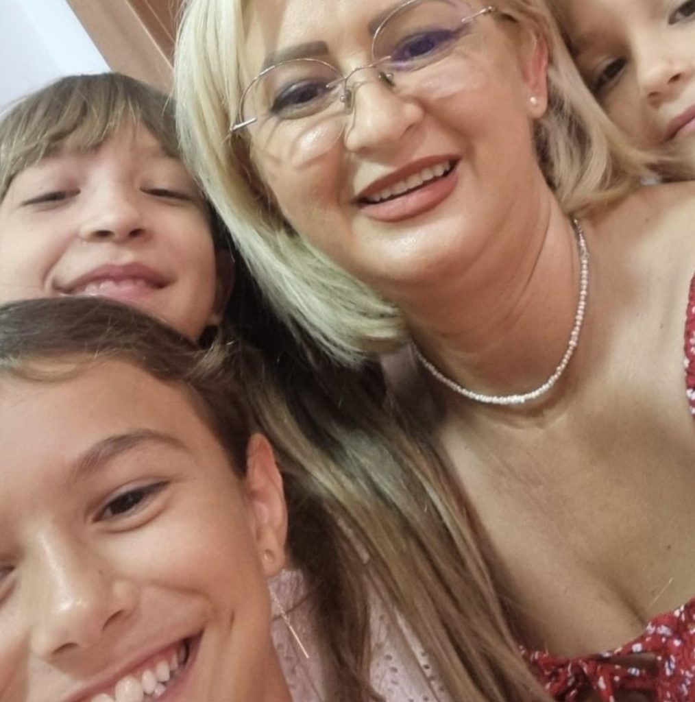 Ani Alexandru Profesoară de Limba Engleză în Dobroești: Dezvoltare Emoțională prin Artă și Limba Engleză – Rezervă Locul Tău Azi! 12 Ani Alexandru Profesoară de Limba Engleză în Dobroești: Dezvoltare Emoțională prin Artă și Limba Engleză – Rezervă Locul Tău Azi!