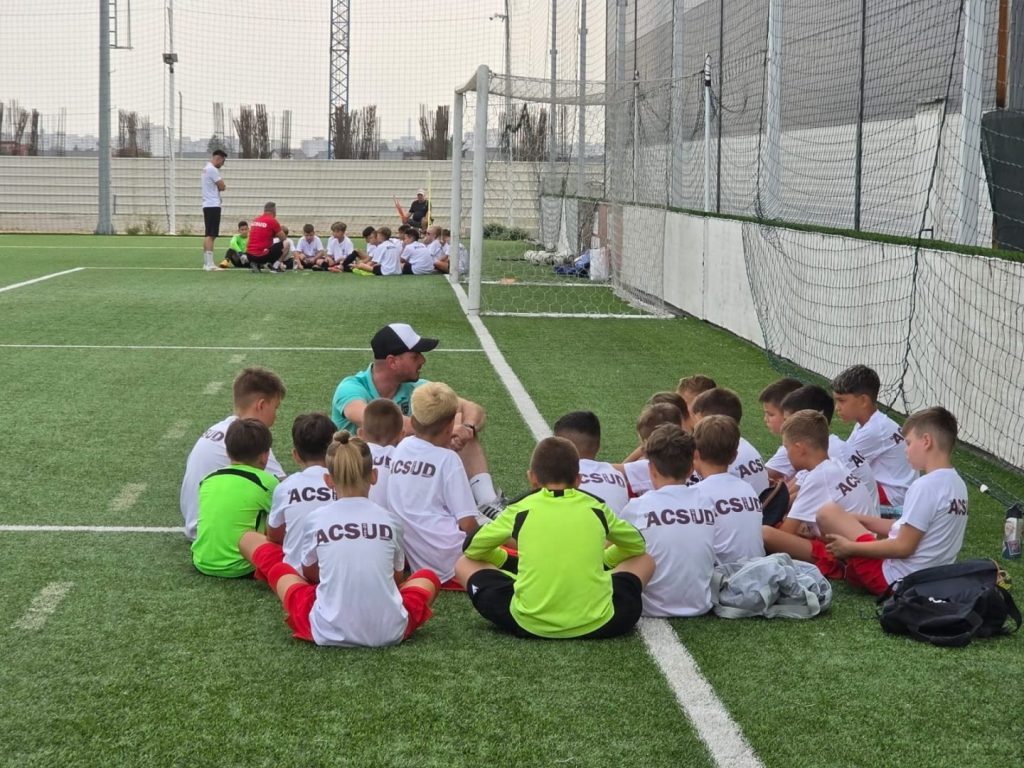 Pasiunea pentru sportul rege continuă: George Marinescu pregătește intens grupa 2015–2016 pentru sezonul ce urmează 11 Pasiunea pentru sportul rege continuă: George Marinescu pregătește intens grupa 2015–2016 pentru sezonul ce urmează