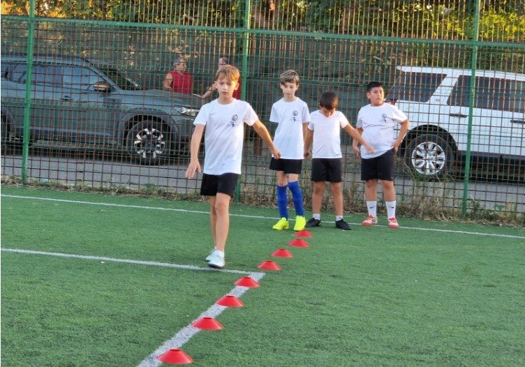 Tehnică, viteză și disciplină: cum dezvoltă Alin Florea copiii din Dobroești prin fotbal juvenil